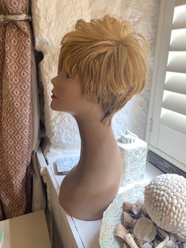 Vanessa short blonde wig - Image 2