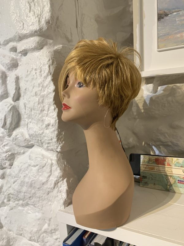 Vanessa short blonde wig - Image 6